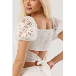 Koronkowy crop top z bufiastymi rękawami i wiązaniem na plecach