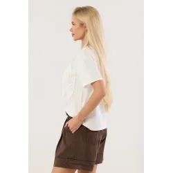 T-shirt z ozdobną koronkową aplikacją i haftem