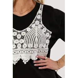 T-shirt z ozdobną koronkową aplikacją i haftem