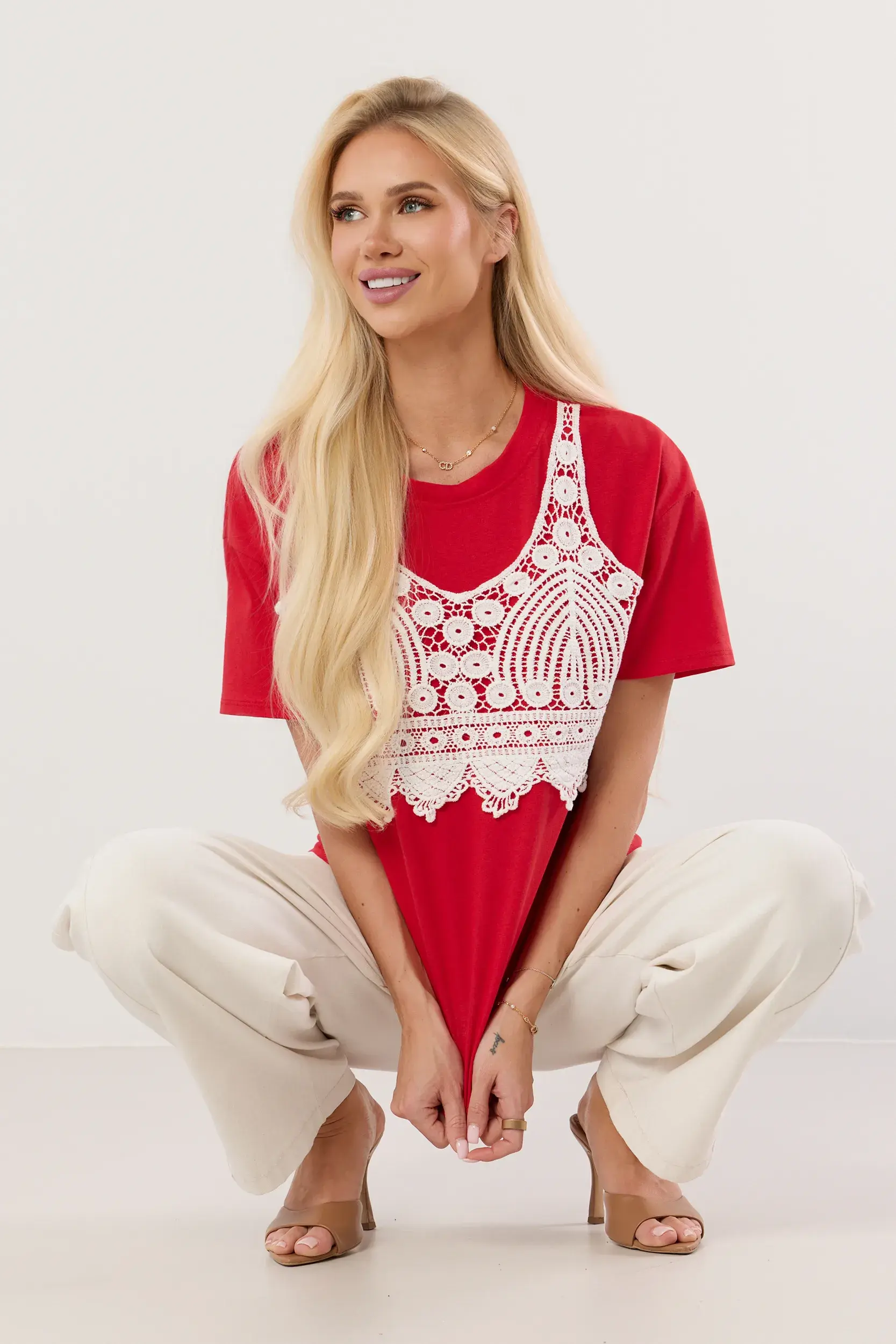T-shirt z ozdobną koronkową aplikacją i haftem