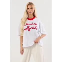T-shirt z napisem i kontrastową lamówką