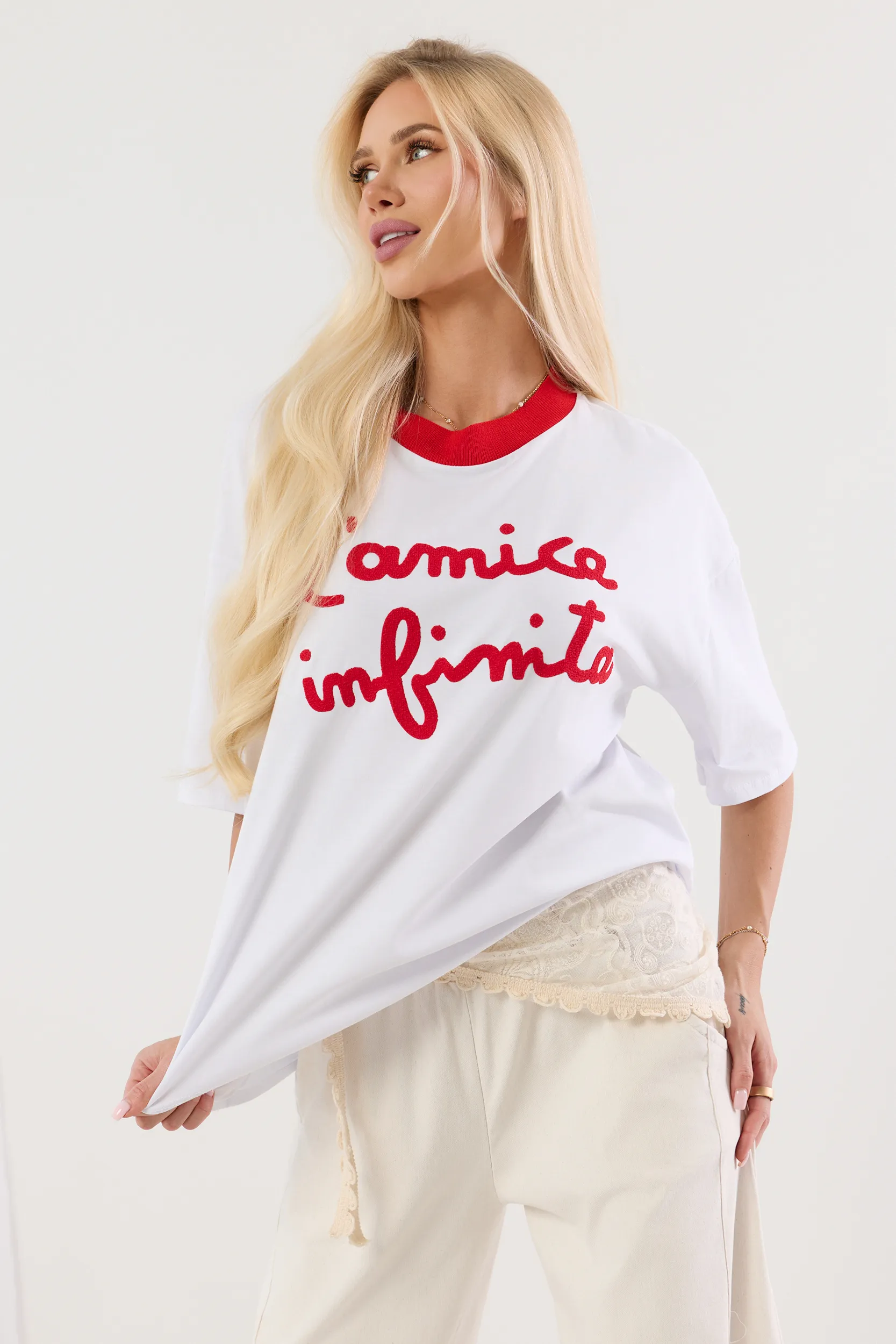 T-shirt z napisem i kontrastową lamówką
