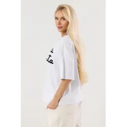 T-shirt z napisem i kontrastową lamówką