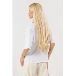 T-shirt z napisem i kontrastową lamówką