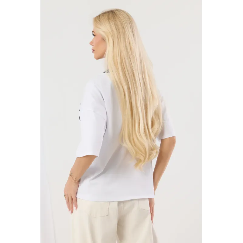 T-shirt z napisem i kontrastową lamówką