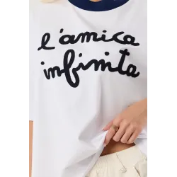 T-shirt z napisem i kontrastową lamówką