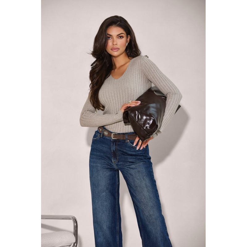 PRĄŻKOWANY SWETER Z DEKOTEM V