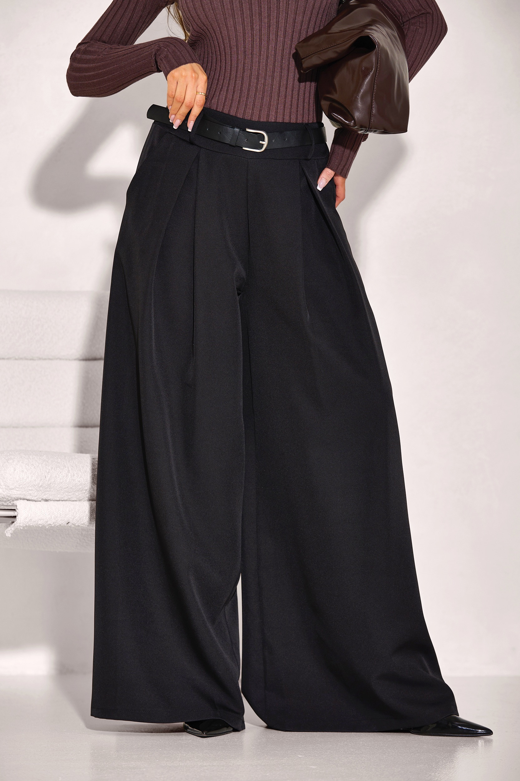 SZEROKIE SPODNIE Z ZAKŁADKAMI I PASKIEM