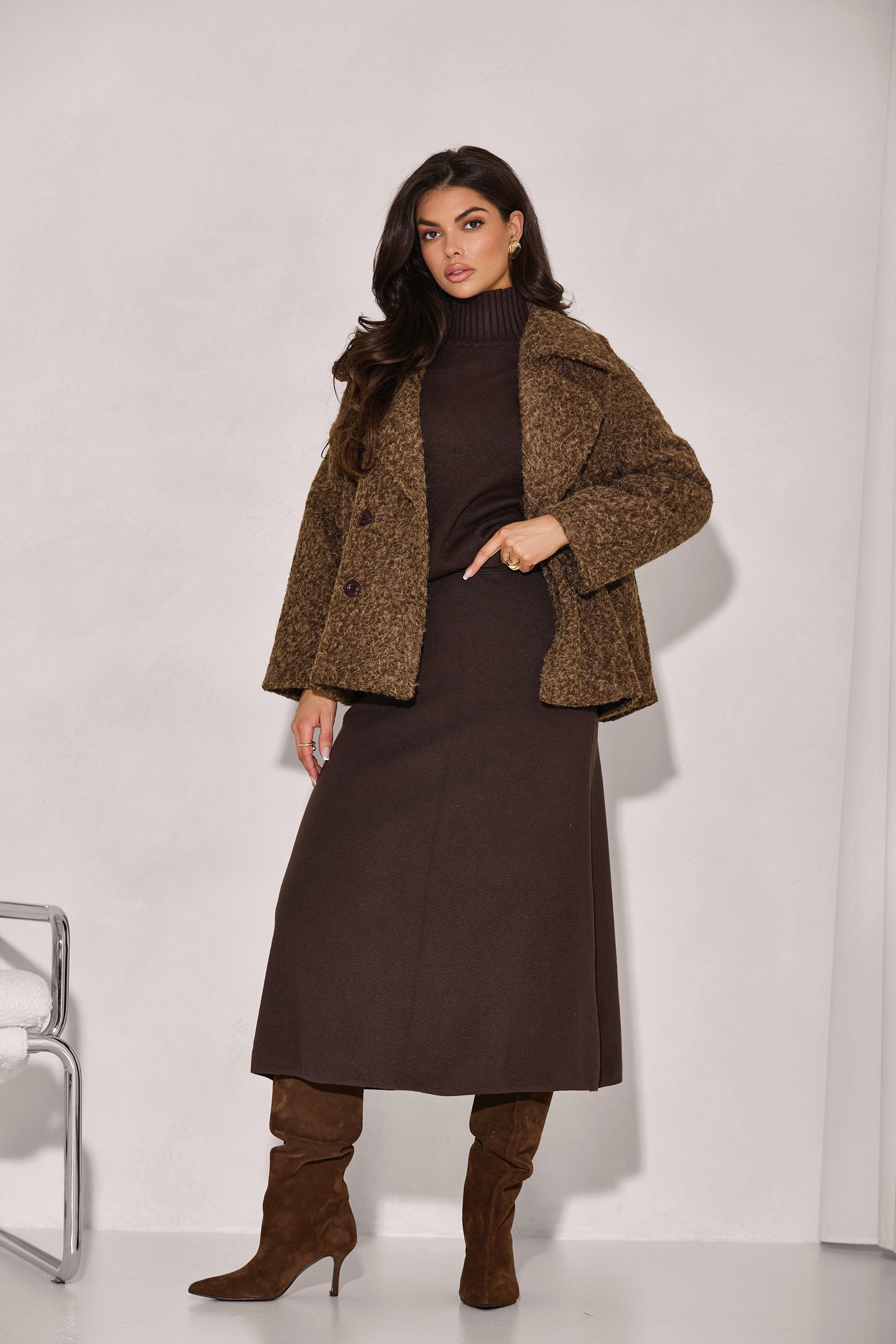 KRÓTKI PŁASZCZ Z DWURZĘDOWYM ZAPIĘCIEM