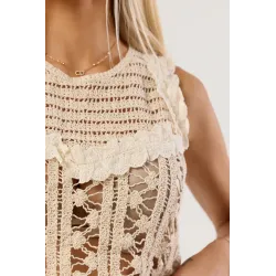Krótki top ażurowy w stylu boho z falbankami