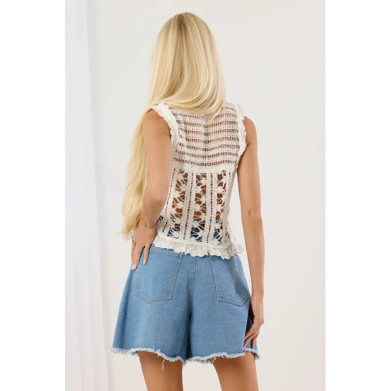 Krótki top ażurowy w stylu boho z falbankami