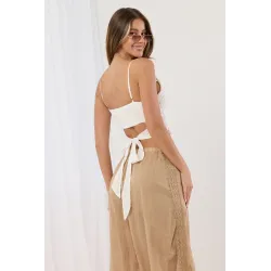 Koronkowy crop top na ramiączkach z wiązaniem z tyłu