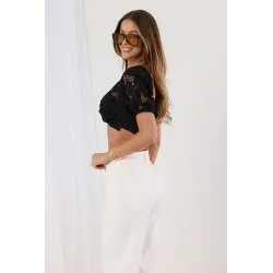 Koronkowy crop top z węzłem i bufiastymi rękawami