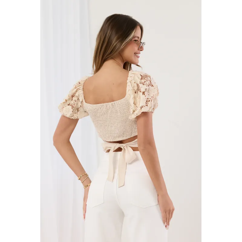 Koronkowa bluzka crop top z bufiastymi rękawami i wiązaniem