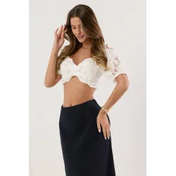 Koronkowy crop top z węzłem i bufiastymi rękawami