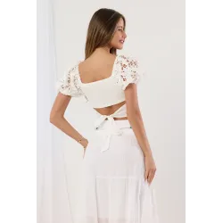 Koronkowy crop top z bufiastymi rękawami i wiązaniem na plecach
