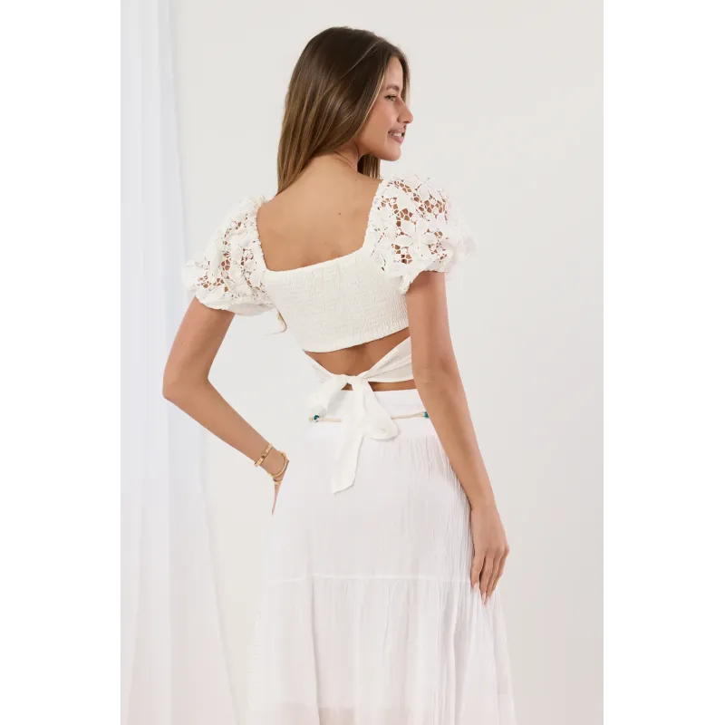 Koronkowy crop top z bufiastymi rękawami i wiązaniem na plecach