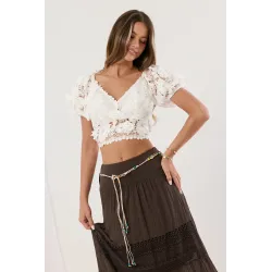 Koronkowa bluzka crop top z bufiastymi rękawami i wiązaniem