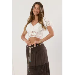 Koronkowa bluzka crop top z bufiastymi rękawami i wiązaniem
