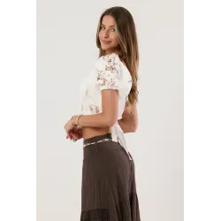 Koronkowa bluzka crop top z bufiastymi rękawami i wiązaniem