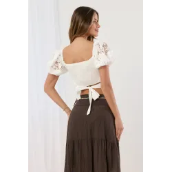 Koronkowa bluzka crop top z bufiastymi rękawami i wiązaniem