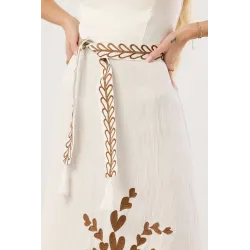 Sukienka maxi z haftem boho i ozdobnym paskiem