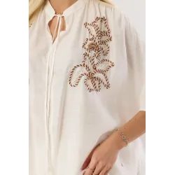 Bluzka boho z haftem i wiązanym dekoltem