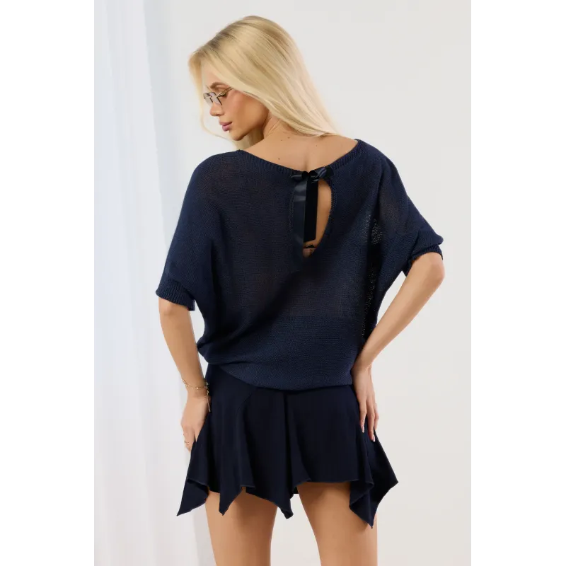 Sweter oversize z wycięciem i satynową kokardą na plecach