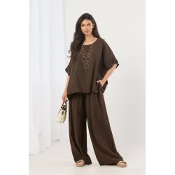 Komplet oversize z bluzką z ozdobnym naszyjnikiem i spodniami