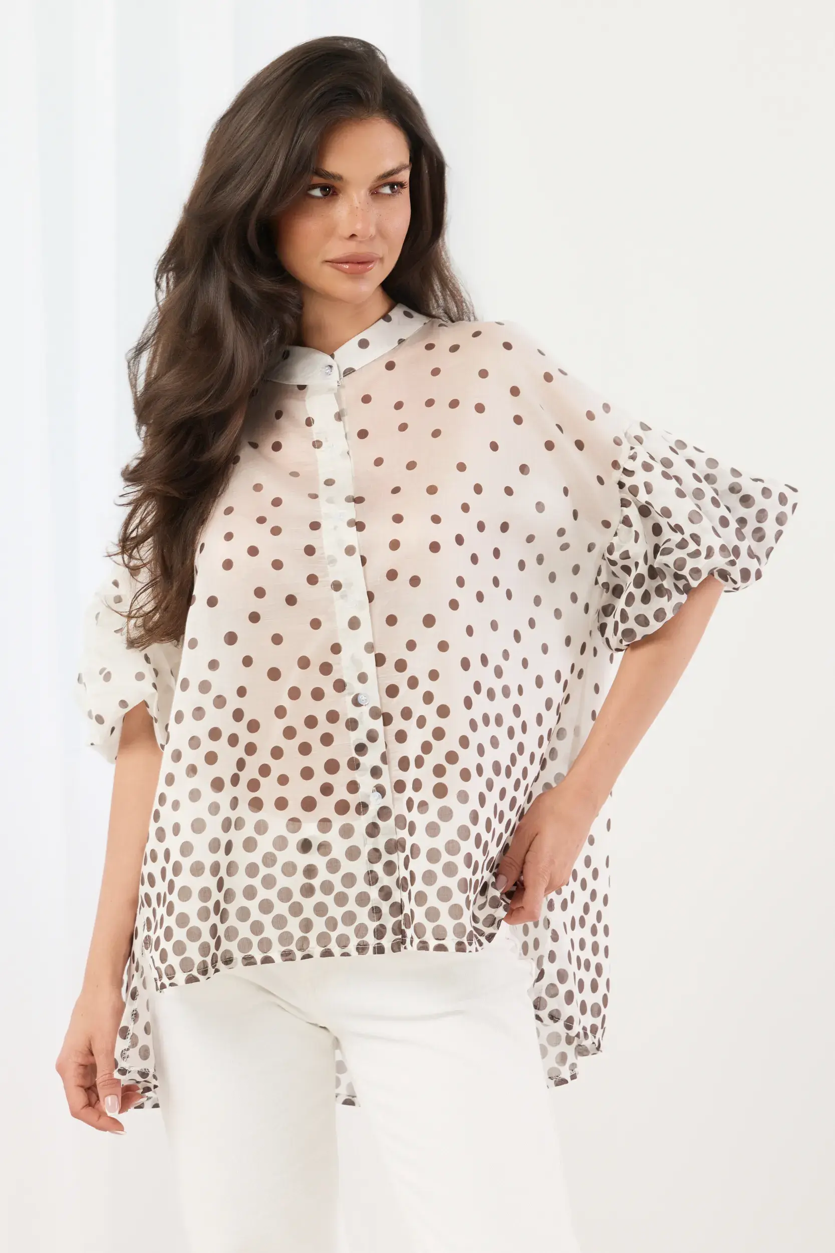Asymetryczna koszula oversize w kropki z bufiastymi rękawami