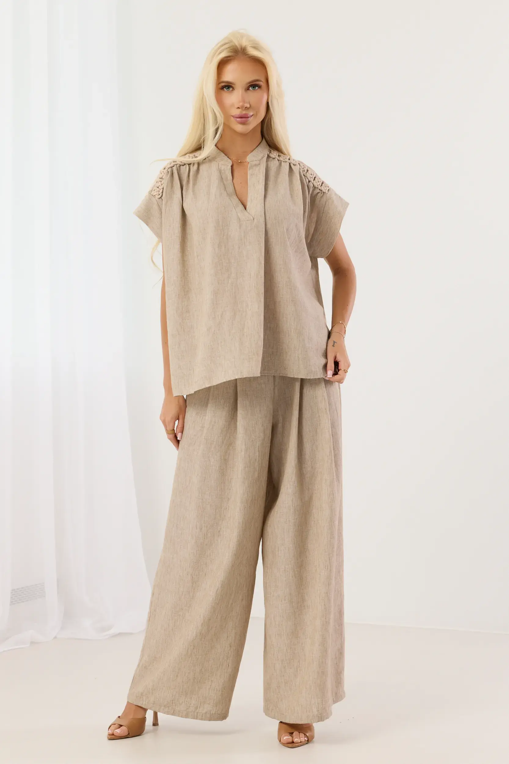 Lniany komplet casual z bluzką z plecionką i spodniami wide leg