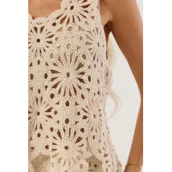 Ażurowy top boho z motywem kwiatowym
