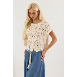 Ażurowa bluzka crop top w stylu boho