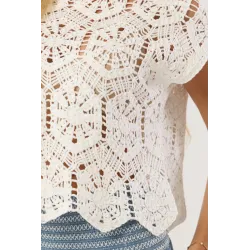 Ażurowa bluzka crop top w stylu boho