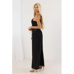 Spodnie wide leg z gniecionego materiału z paskiem w grochy