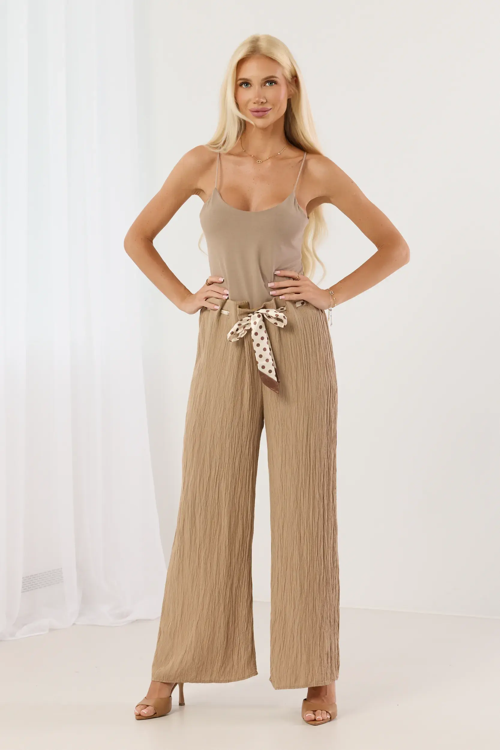 Spodnie wide leg z gniecionego materiału z paskiem w grochy