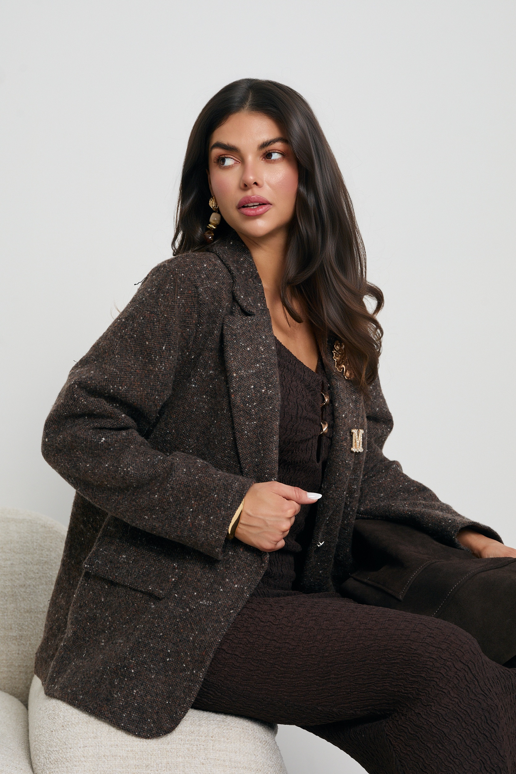 MARYNARKA O MELANŻOWEJ STRUKTURZE ZE ZŁOTYMI BROSZKAMI