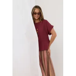 Bluzka oversize z ozdobnym naszyjnikiem i guzikami na plecach