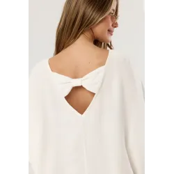Bluzka oversize z ozdobną kokardą na plecach