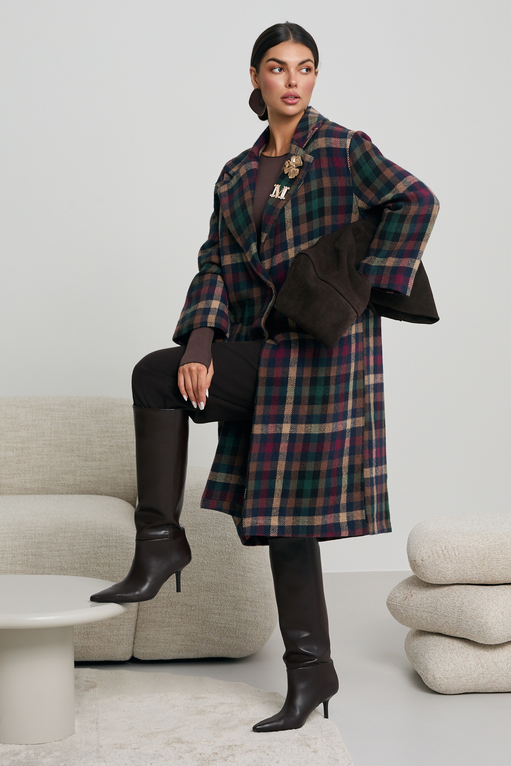 OVERSIZOWY PŁASZCZ W KRATĘ Z OZDOBNYMI BROSZKAMI