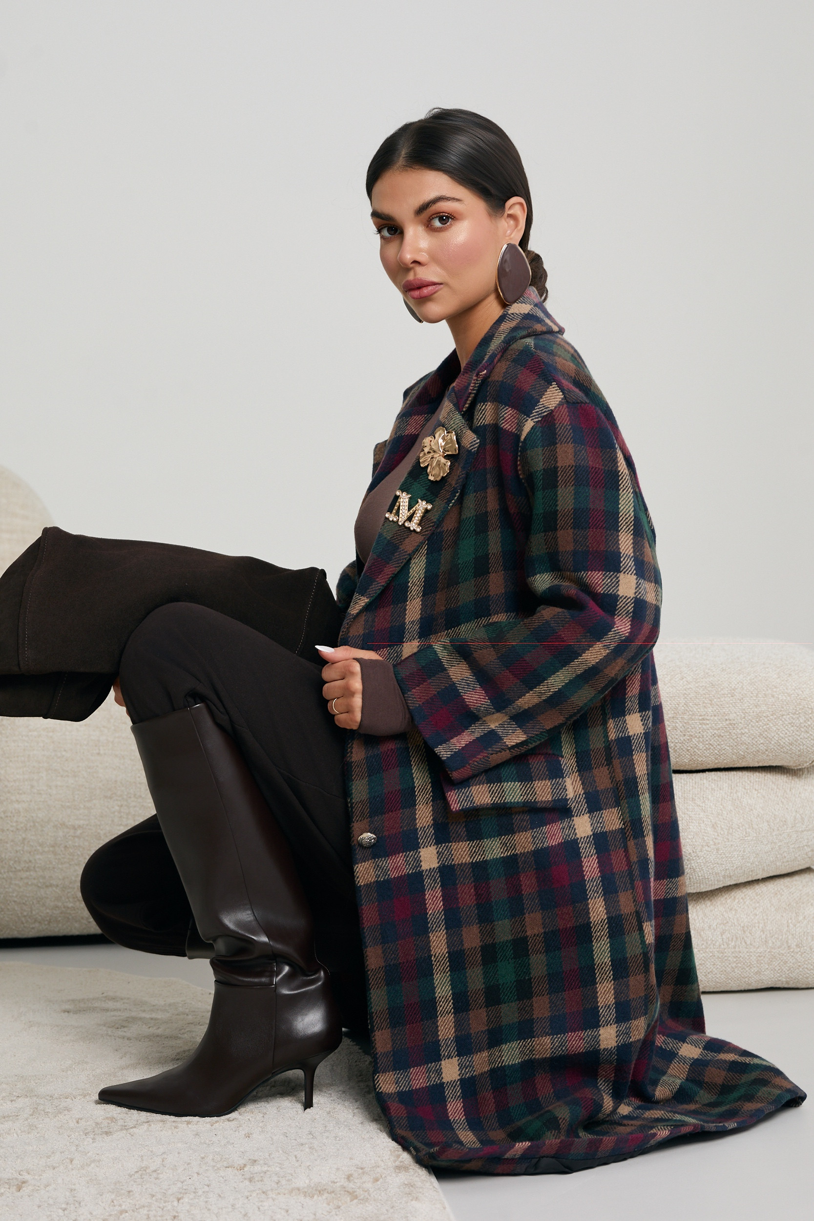 OVERSIZOWY PŁASZCZ W KRATĘ Z OZDOBNYMI BROSZKAMI