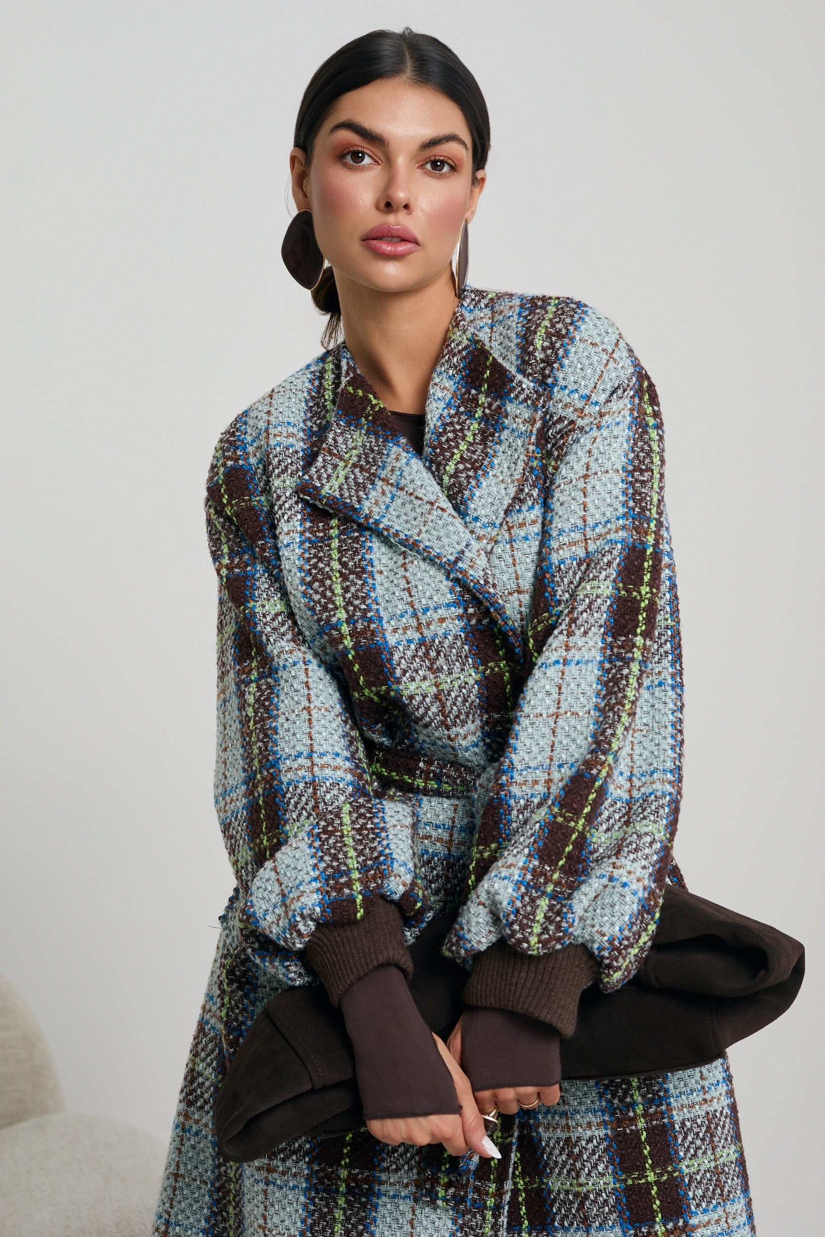 PŁASZCZ O KROJU KIMONO W PASTELOWĄ KRATĘ