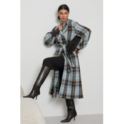 PŁASZCZ O KROJU KIMONO W PASTELOWĄ KRATĘ