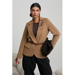 MARYNARKA Z OZDOBNYMI BROSZKAMI I PASKIEM