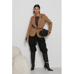 MARYNARKA Z OZDOBNYMI BROSZKAMI I PASKIEM