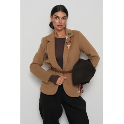 MARYNARKA Z OZDOBNYMI BROSZKAMI I PASKIEM