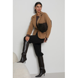 MARYNARKA Z OZDOBNYMI BROSZKAMI I PASKIEM