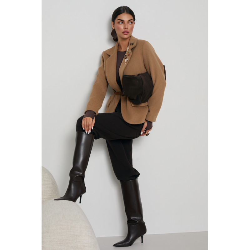 MARYNARKA Z OZDOBNYMI BROSZKAMI I PASKIEM