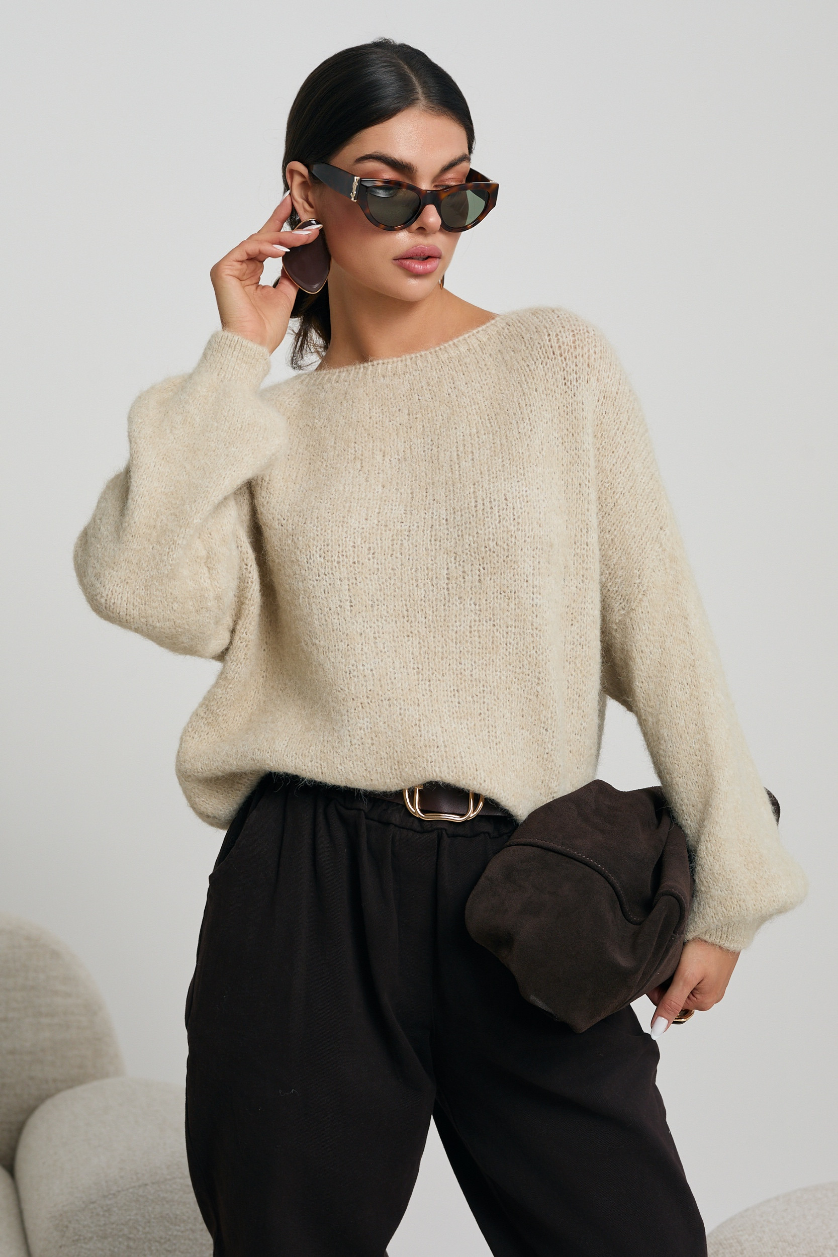 SWETER O OVERSIZEOWYM KROJU