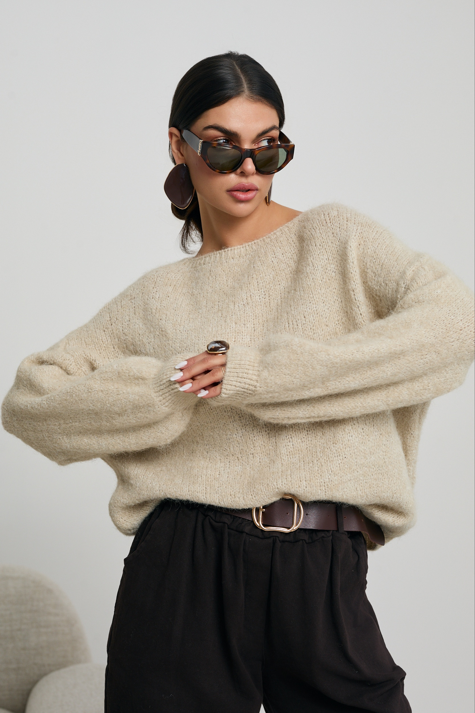 SWETER O OVERSIZEOWYM KROJU